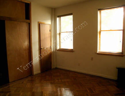 Bed Room with Sliding Door Closet